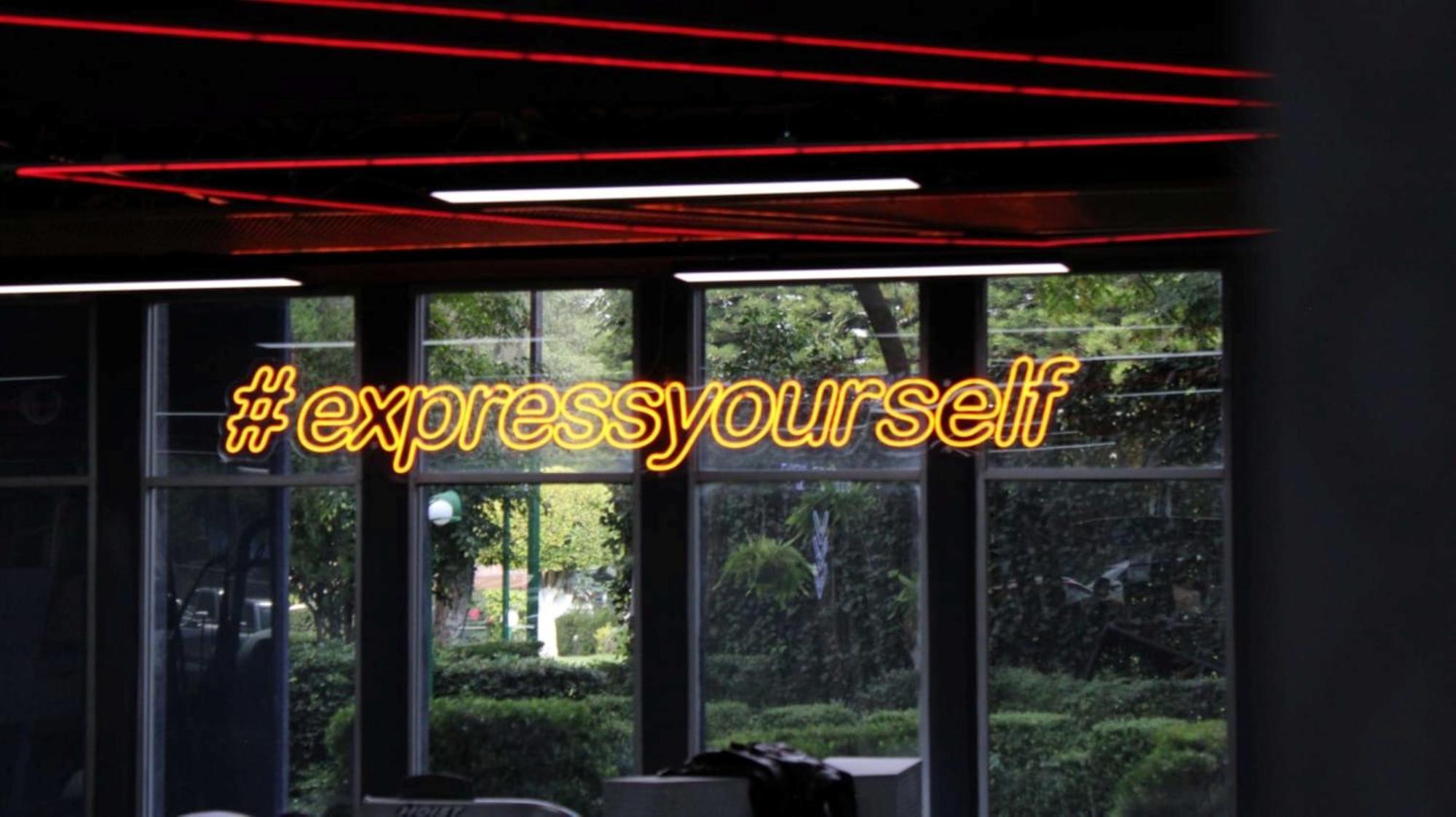 Grand Cantalagua Hotel Morelia, BW Signature Collection Luaran gambar #expressyourself neon sign at the 2013 MTV Video Music Awards