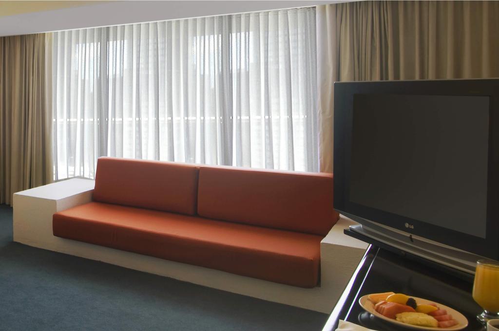 Grand Cantalagua Hotel Morelia, BW Signature Collection Luaran gambar A sofa in a hotel room