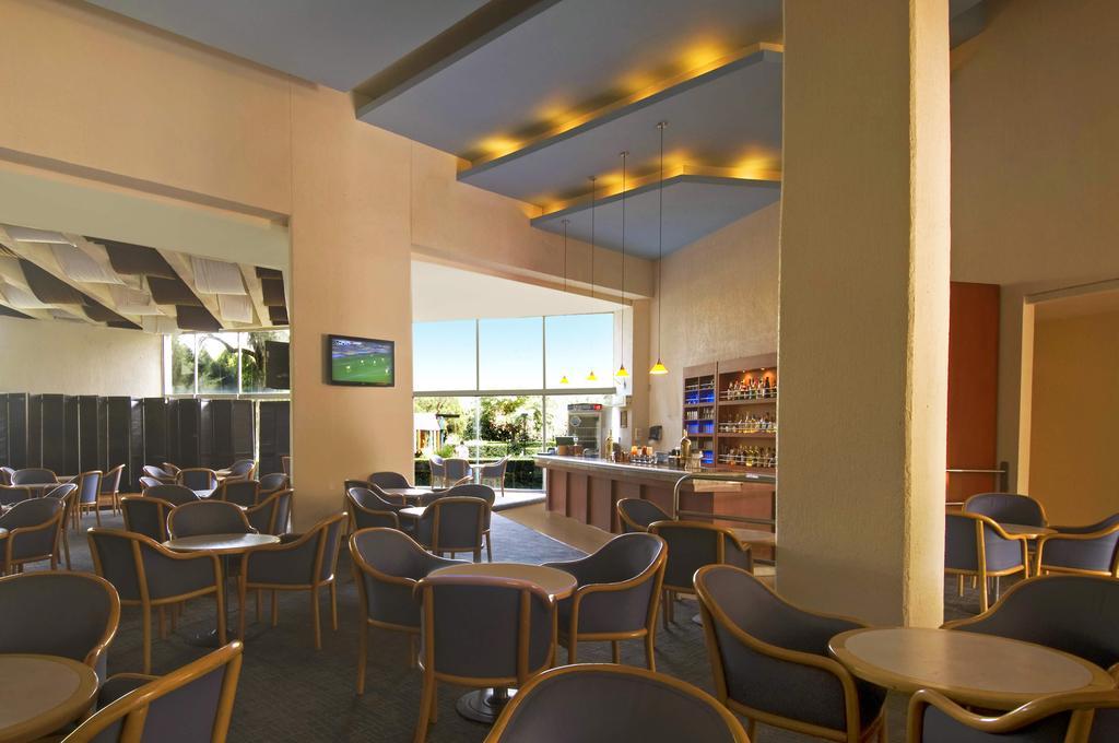 Grand Cantalagua Hotel Morelia, BW Signature Collection Restoran gambar The Club at Palm Springs International Airport